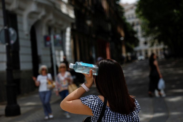 ΕΚΠΑ: Επείγουσα ανακοίνωση για τον καύσωνα – Οι επιπτώσεις στην υγεία και οδηγίες προστασίας