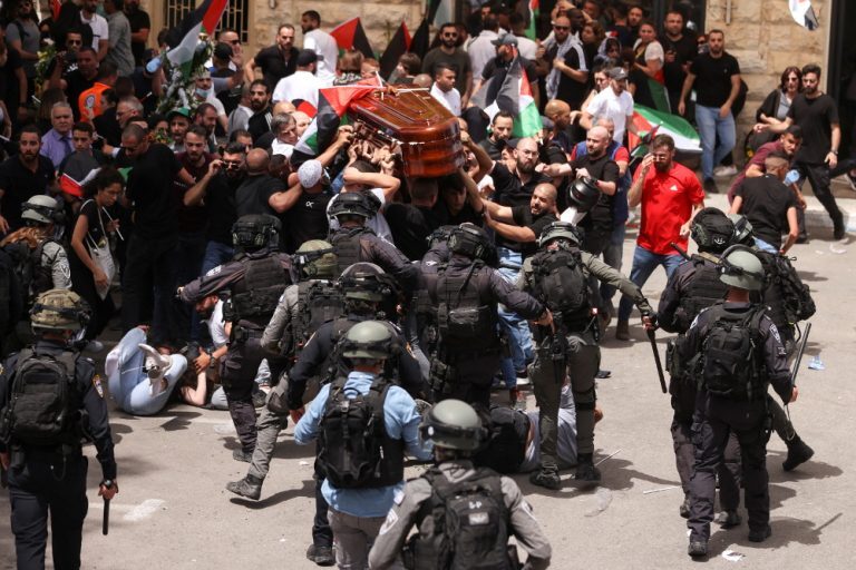 Ιερουσαλήμ: Σφοδρές συγκρούσεις κατά τη μεταφορά της σορού της δημοσιογράφου του Al Jazeera