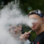 Ψηφιακό «στοπ» για τους ανηλίκους σε αλκοόλ και τσιγάρα – Τι λένε στο ET Magazine οι πρόεδροι των περιπτερούχων