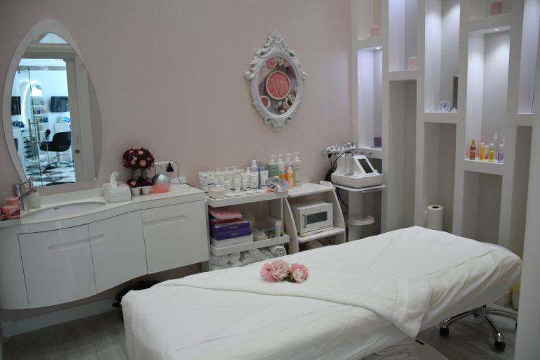 Θεσσαλονίκη: 74χρονη κόντεψε να πεθάνει έπειτα από υπηρεσίες αισθητικής – Της άρπαξαν 63.000 ευρώ