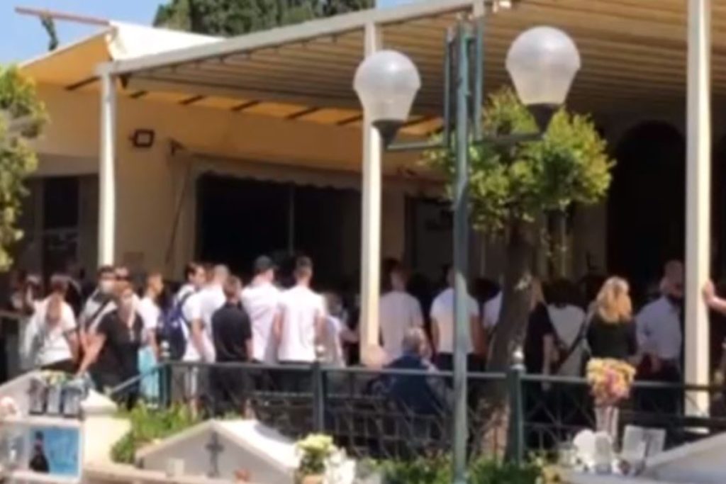 Τελευταίο αντίο στον 14χρονο – Ραγίζουν καρδιές τα μηνύματα των συμμαθητών του, «τον κορόιδευαν για