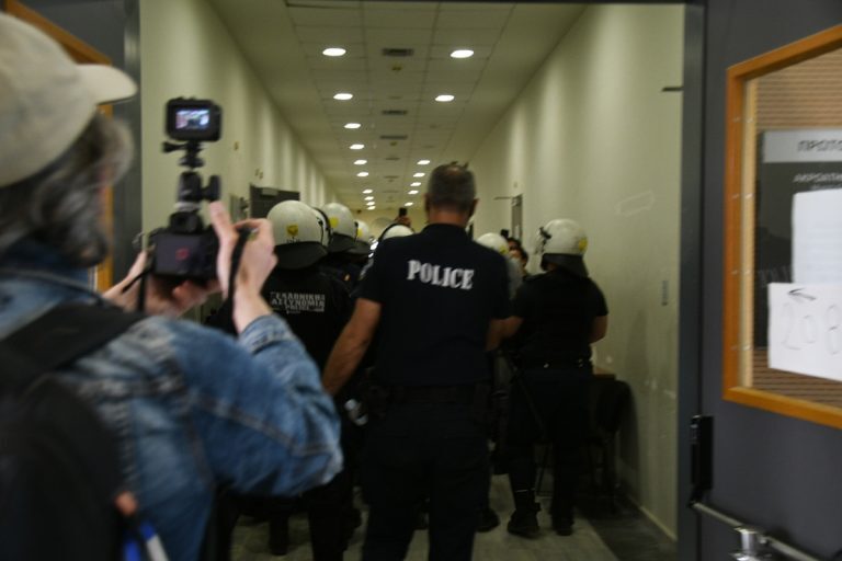 Ζακ Κωστόπουλος: Ένταση με τη Μάγδα Φύσσα – Την απώθησαν με τις ασπίδες τους τα ΜΑΤ