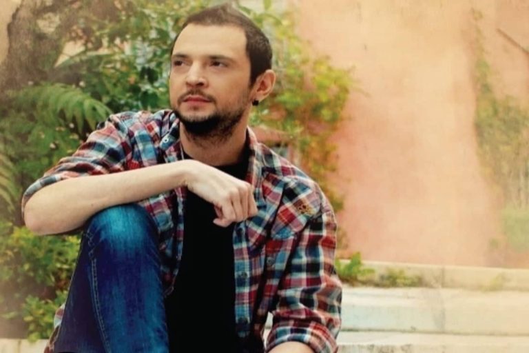 Μύρισε καλοκαίρι, μύρισε έρωτας – Το τραγούδι του Σώζου Λυμπερόπουλου που «σκαρφαλώνει» στο YouTube [βίντεο]