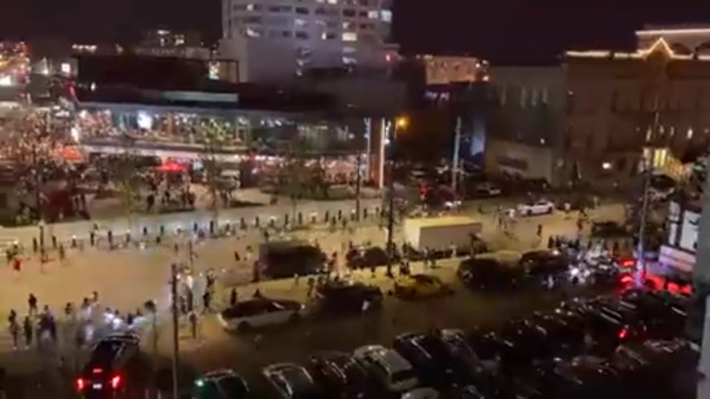 Μιλγουόκι: Πανικός έξω από το Fiserv Forum – Τρεις τραυματίες από πυροβολισμούς