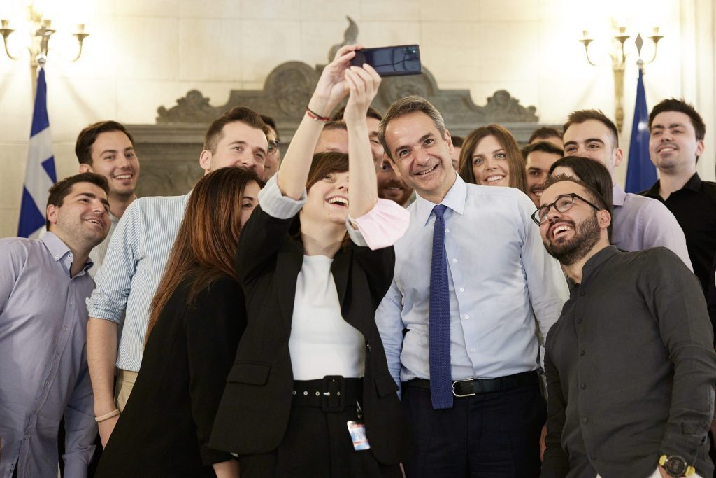Μήνυμα στήριξης των νέων με καλές δουλειές και φθηνή στέγη