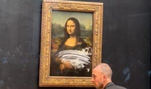 Λούβρο: Άνδρας μεταμφιεσμένος πέταξε τούρτα στη Μόνα Λίζα