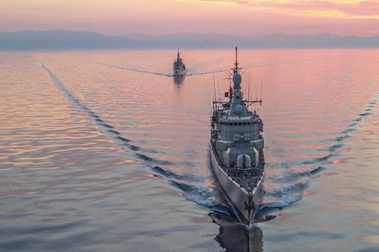 Πολεμικό Ναυτικό: Έσκισαν το Μυρτώο πέλαγος οι φρεγάτες – Εικόνες από την άσκηση «Λόγχη» [βίντεο]