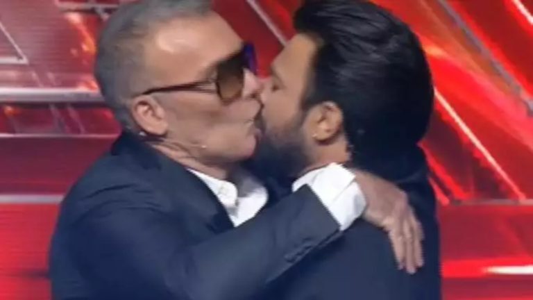 X Factor: O Στέλιος Ρόκκος φίλησε στο στόμα τον Ανδρέα Γεωργίου