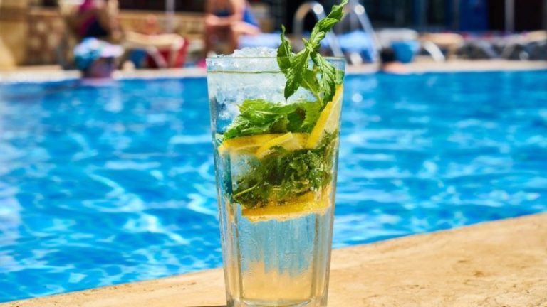 Σπιτικό αδυνατιστικό ρόφημα “Sassy Water” – Μέση δαχτυλίδι με λεμόνι, αγγούρι και&