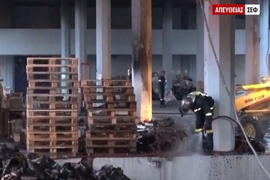 Φωτιά στο ΣΕΦ: Κάηκαν παλέτες με ανθρωπιστική βοήθεια για την Ουκρανία – Αποπνικτική ατμόσφαιρα [βίν