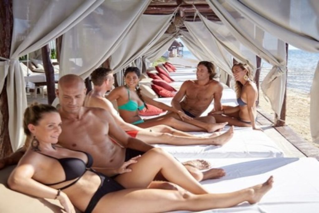 Κρήτη: Έτοιμοι να… ξεσαλώσουν οι swingers – Έρχονται 117 ζευγάρια, τρίβουν χεράκια οι ντόπιοι [βίντε