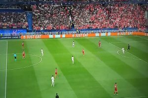 Τελικός Τσάμπιονς Λιγκ: Δακρυγόνα και ντου των οπαδών της Λίβερπουλ – Ξεκίνησε με καθυστέρηση η μεγάλη μάχη [βίντεο]