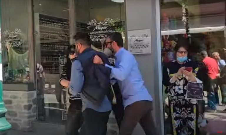 Θεσσαλονίκη: Προσήχθη η γυναίκα που επιτέθηκε φραστικά στον Τσίπρα – Του φώναζε «αλήτη, προδότη, η Μακεδονία είναι ελληνική» [βίντεο]
