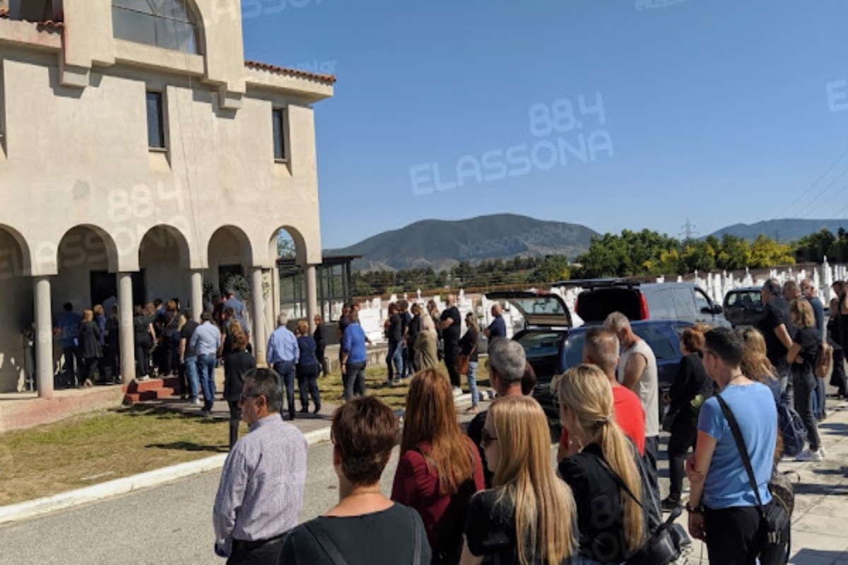 Ελασσόνα: Βουβός πόνος στην κηδεία του βρέφους που έχασε τη ζωή του σε τροχαίο [εικόνες]