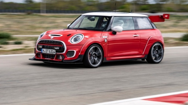 Το MINI John Cooper Works προετοιμάζεται για τον υψηλού κύρους αγώνα αντοχής στο Nurburgring