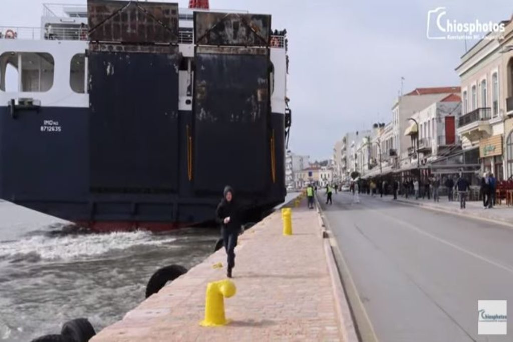 Καιρός – Χίος: Καρέ καρέ η προσπάθεια του καπετάνιου του «Νήσος Σάμος» να δέσει στο λιμάνι – Αποβίβα