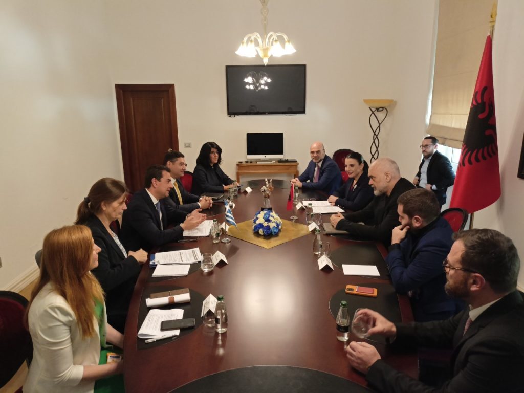 Επίσκεψη Σκρέκα στην Αλβανία: «Τρέχει» η νέα ηλεκτρική διασύνδεση μεταξύ των δύο χωρών