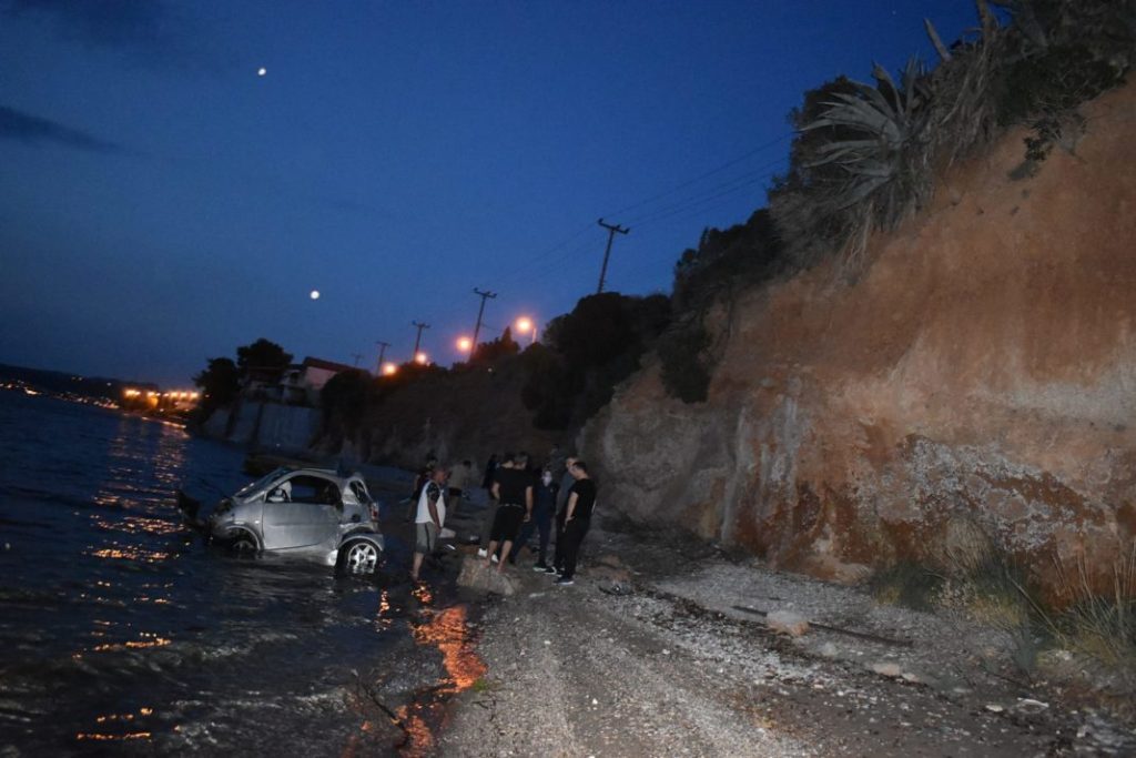 Σοκαριστικό ατύχημα στη Σαλαμίνα: Μητέρα με δύο παιδιά έπεσαν με το αυτοκίνητο από ύψος 20 μέτρων