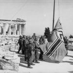 Σαν σήμερα το 1941 Γλέζος και Σάντας κατεβάζουν την ναζιστική σημαία από την Ακρόπολη
