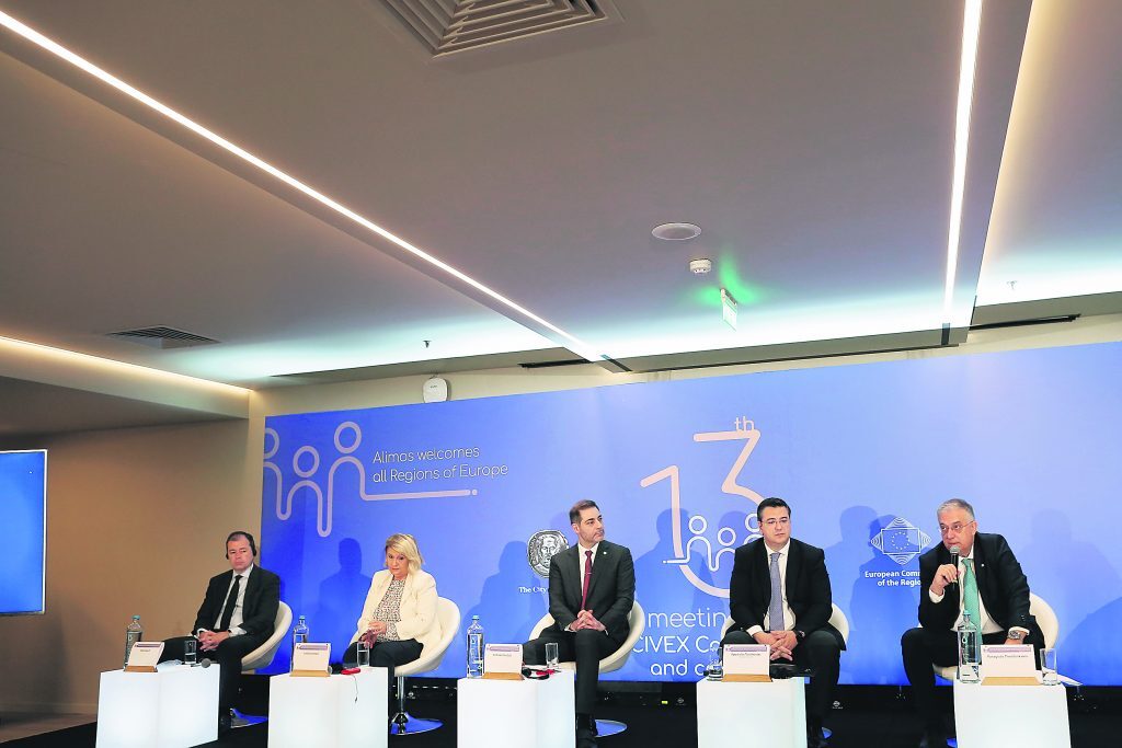 Συνέδριο από δήμο Αλίμου και CIVEX για το μεταναστευτικό: «Η Ελλάδα φυλάει τα σύνορα, τηρεί τις Συνθ