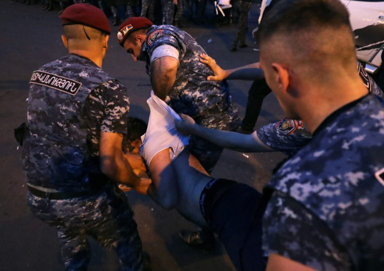 Αρμενία: Δεκάδες τραυματίες στα επεισόδια σε αντικυβερνητικές διαδηλώσεις