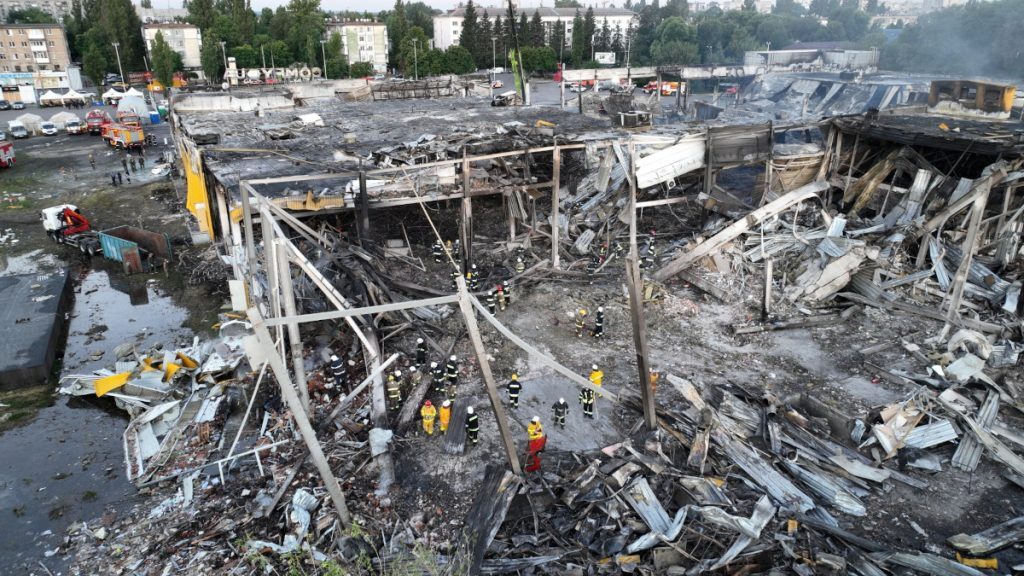 Ουκρανία: Στους 18 οι νεκροί από το ρωσικό πυραυλικό πλήγμα σε εμπορικό κέντρο – Τουλάχιστον 3