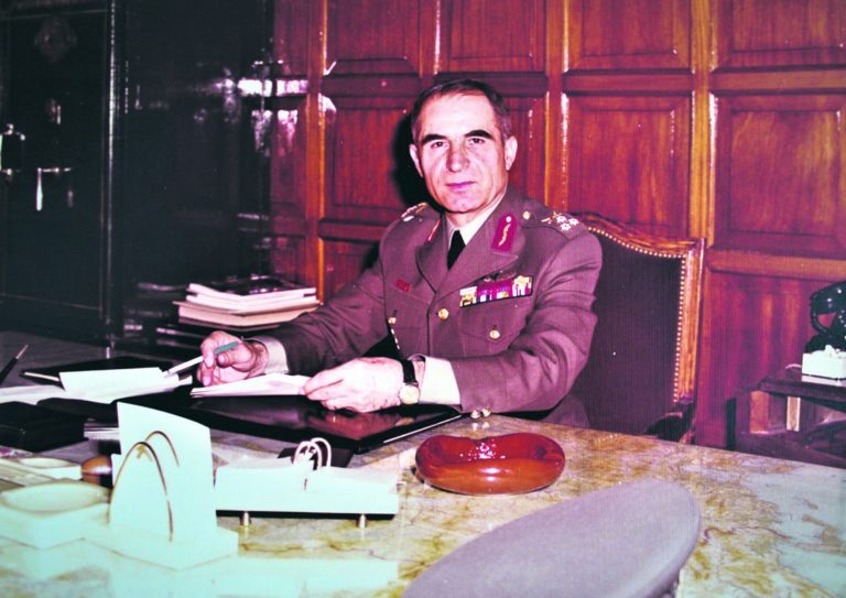 Στρατηγός Κωνσταντίνος Κόρκας: «Το Αιγαίο είναι η καρδιά της Ελλάδος και αυτή ούτε κόβεται, ούτε και διχοτομείται» – Η κόρη του Ελένη μιλά στον Ε.Τ. για τον μεγάλο Έλληνα