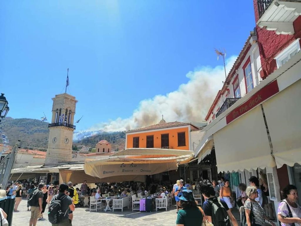 Φωτιά στην Ύδρα – Επιχειρούν ελικόπτερα και αεροσκάφη
