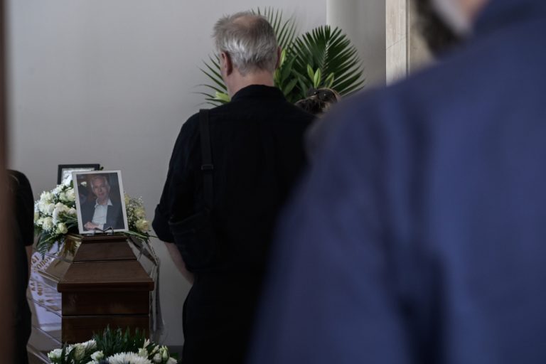 Κηδεία Κωνσταντίνου Τζούμα: Φίλοι και συγγενείς είπαν το τελευταίο αντίο