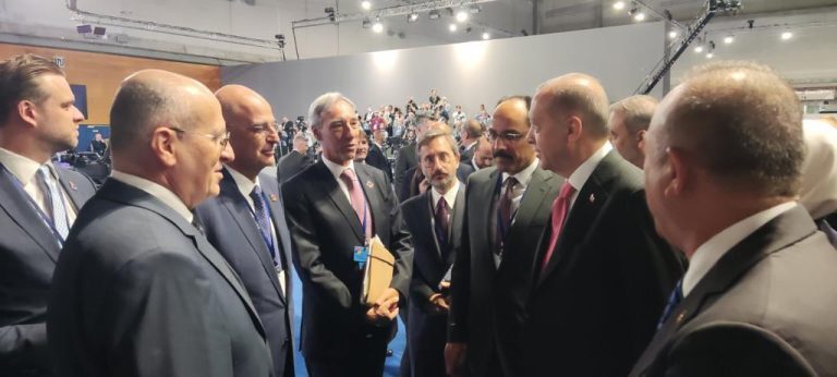Σύνοδος ΝΑΤΟ: «Πηγαδάκι» Δένδια με Ερντογάν, Τσαβούσογλου και Καλίν στη Μαδρίτη