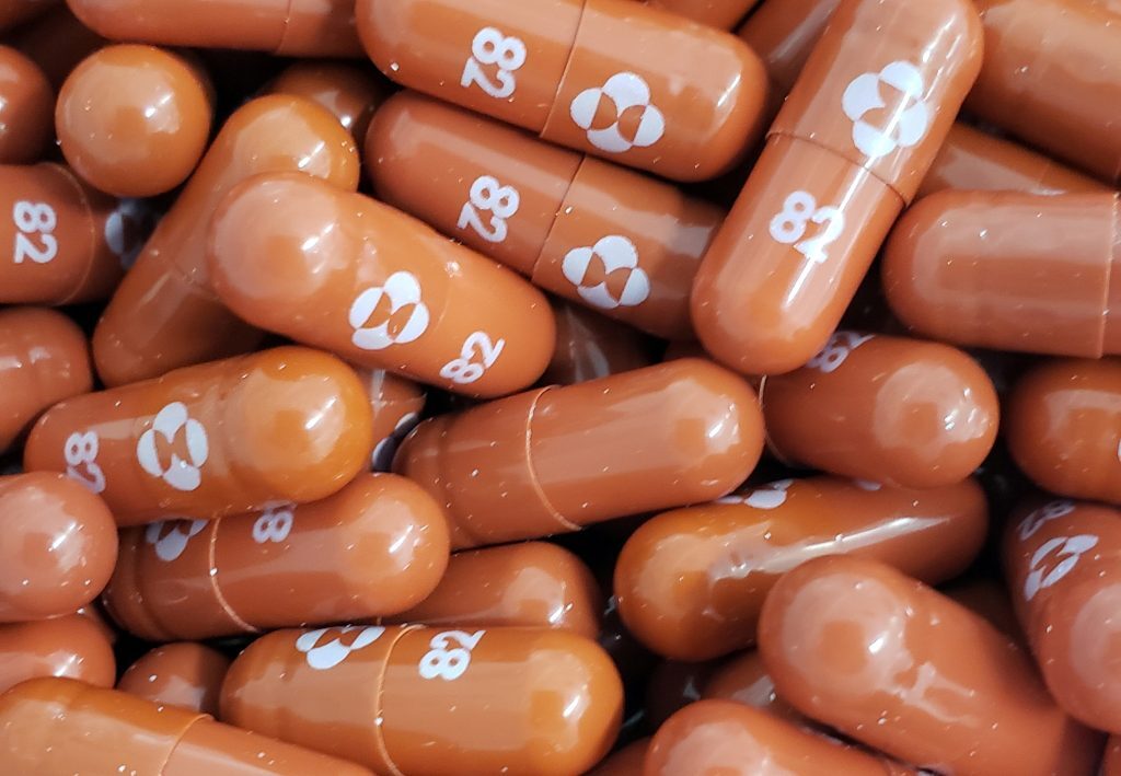Επιπρόσθετα οφέλη από το αντιικό χάπι της Merck για τους ασθενείς Covid-19