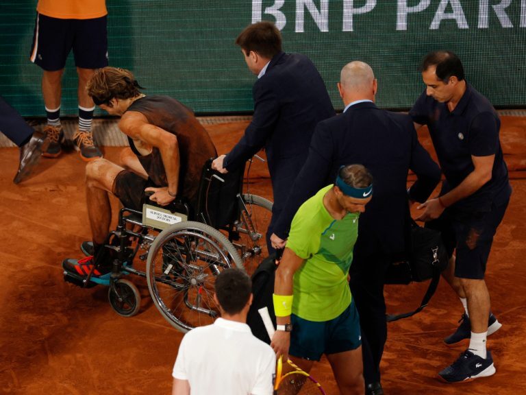 Ρολάντ Γκαρός: «Λύγισε» ο Ναδάλ – Σοκαριστικός τραυματισμός για τον Ζβέρεφ, αποχώρησε με αναπηρικό καροτσάκι [βίντεο]