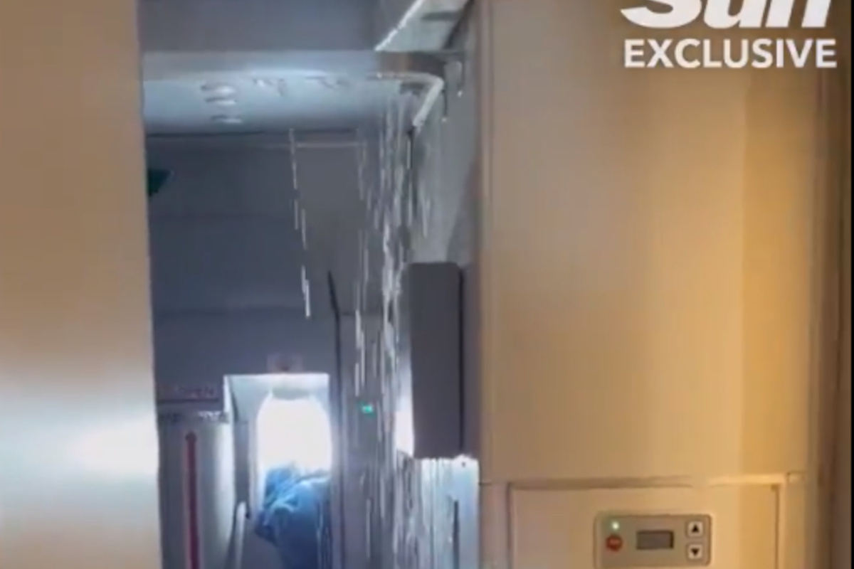 Τον απόλυτο τρόμο έζησαν οι επιβάτες της πτήσης BA292 της British Airways από το Χίθροου του Λονδίνου προς την Ουάσιγκτον το περασμένο Σάββατο όταν ξαφνικά και ενώ πετούσαν είδαν νερά να τρέχουν από την οροφή του αεροσκάφους. 