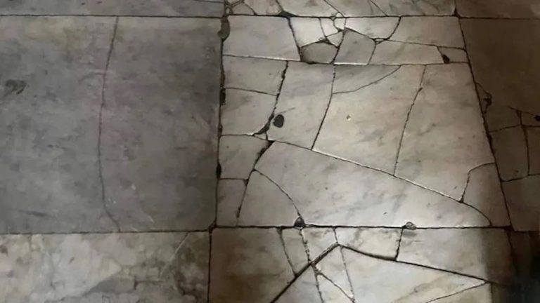 Ακόμα μια καταστροφή στην Αγία Σοφία: Εικόνες ντροπής με τα μάρμαρα που έσπασαν