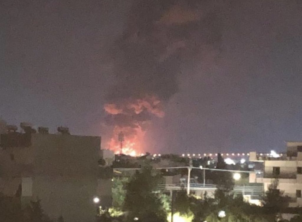 Μήνυμα από το 112 για τη φωτιά στο εργοστάσιο στον Ασπρόπυργο – Ενίσχυση των Πυροσβεστικών δυν