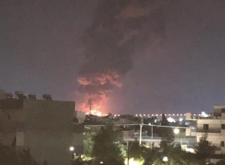 Μήνυμα από το 112 για τη φωτιά στο εργοστάσιο στον Ασπρόπυργο – Ενίσχυση των Πυροσβεστικών δυνάμεων [βίντεο]