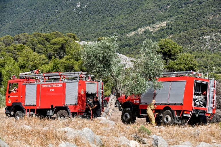 Φωτιά τώρα στους Αγίους Θεοδώρους – Επιχειρούν επίγεια και εναέρια μέσα