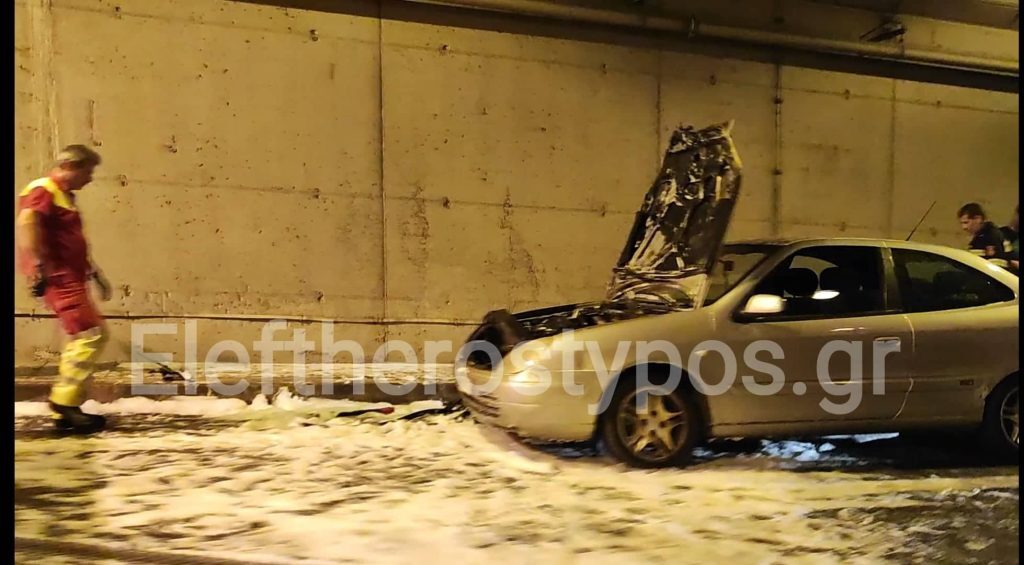 «Πάγωσαν» οι οδηγοί – «Λαμπάδιασε» όχημα σε τούνελ της Αττικής Οδού