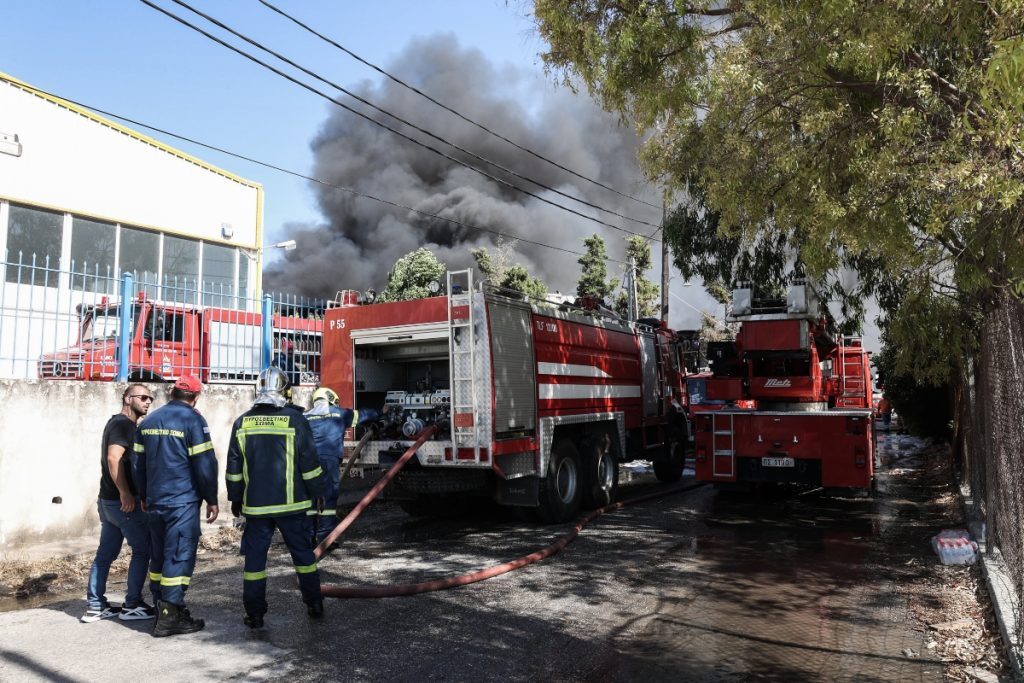 Φωτιά στο Κορωπί – Κινδυνεύουν βιοτεχνίες και εργοστάσια