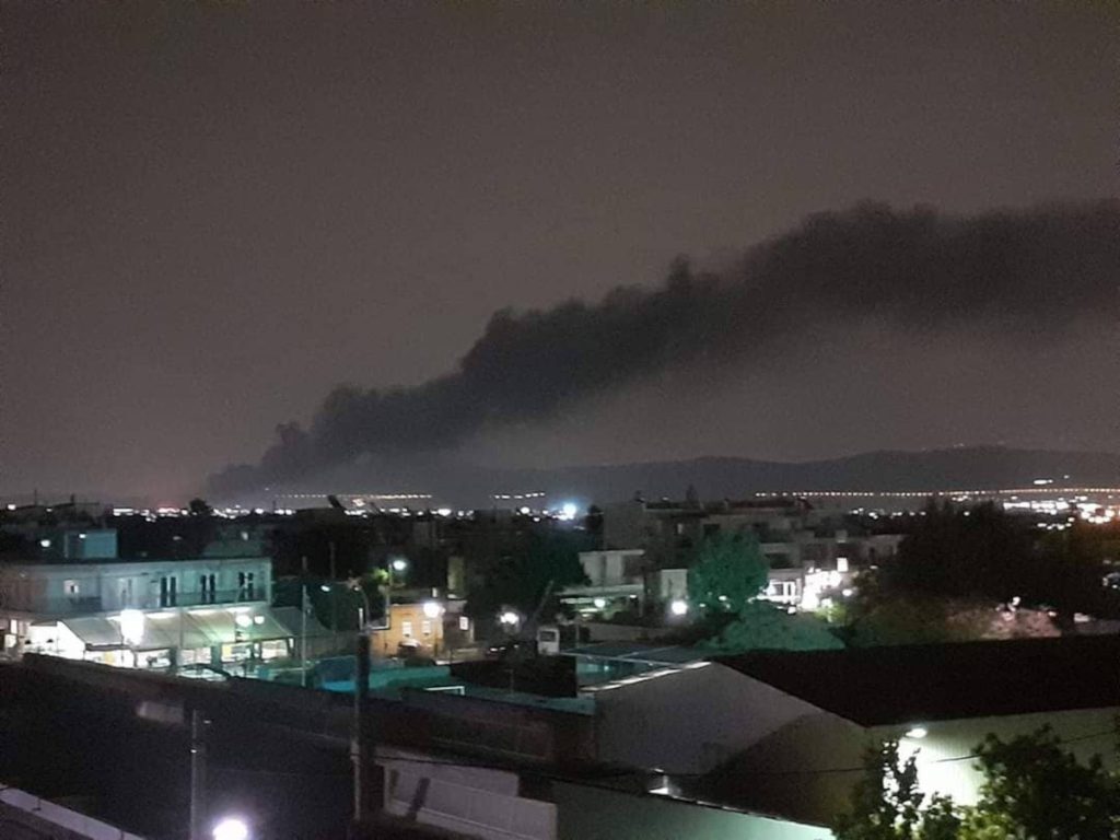 Φωτιά σε προαύλιο χώρο κτιρίου στον Ασπρόπυργο