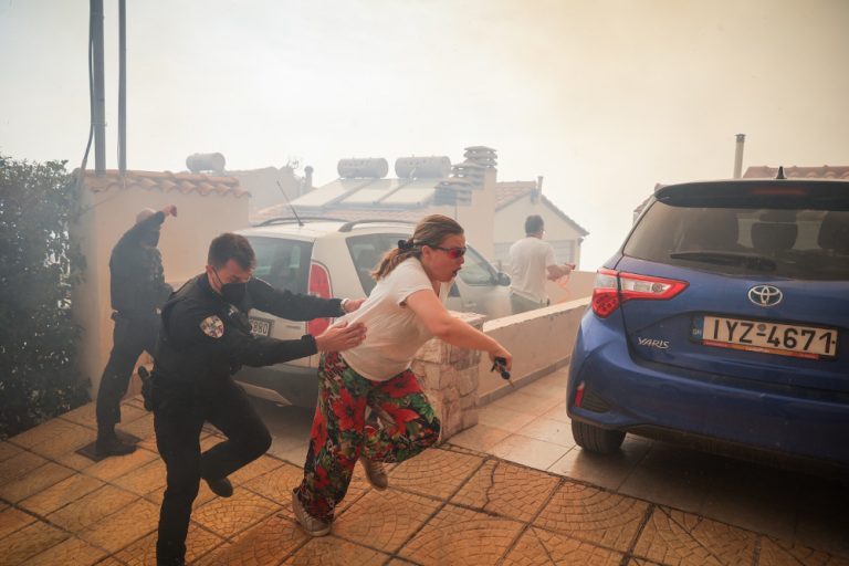 Φωτιά στην Αττική – ΕΛ.ΑΣ.: Πάνω από 150 αστυνομικοί και 48 οχήματα στα μέτωπα