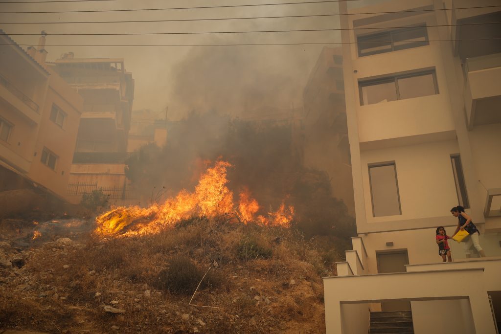 Φωτιά στη Βούλα: Συνεχείς αναζωπυρώσεις – Κάηκαν σπίτια – Ενισχύονται οι δυνάμεις