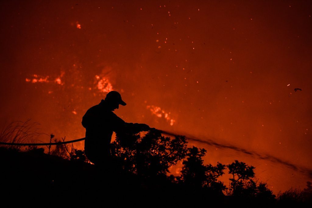 Φωτιά στην Εύβοια: Σκληρή μάχη με τις φλόγες – Τραυματίστηκε πυροσβέστης – Εκκενώθηκε το