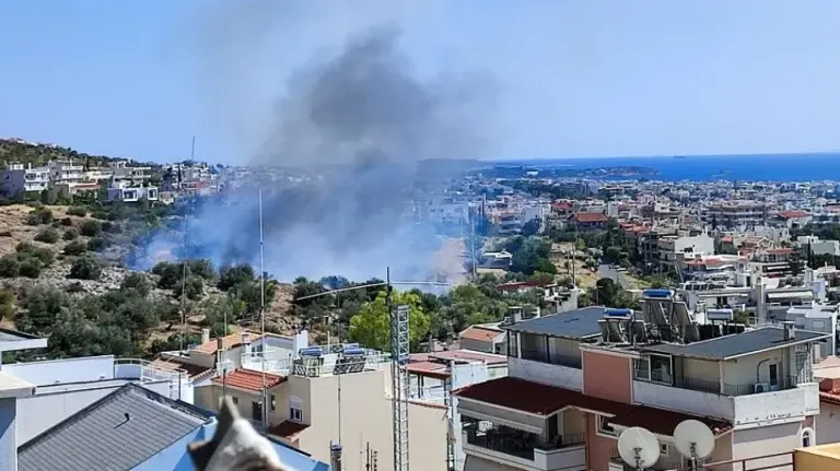 Φωτιά τώρα στη Γλυφάδα – Επιχειρούν ισχυρές δυνάμεις