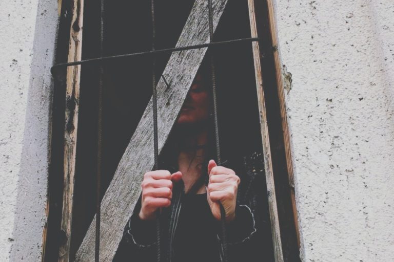 Σύγχρονο «Κωσταλέξι» στη Λάρισα: Μάνα κρατούσε έγκλειστη την κόρη της σε διαμέρισμα επί 42 χρόνια