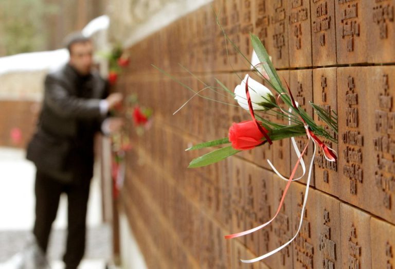 Πολωνία: Καταγγέλλει τη Ρωσία για την αφαίρεση της πολωνικής σημαίας από το κοιμητήριο του Κατίν
