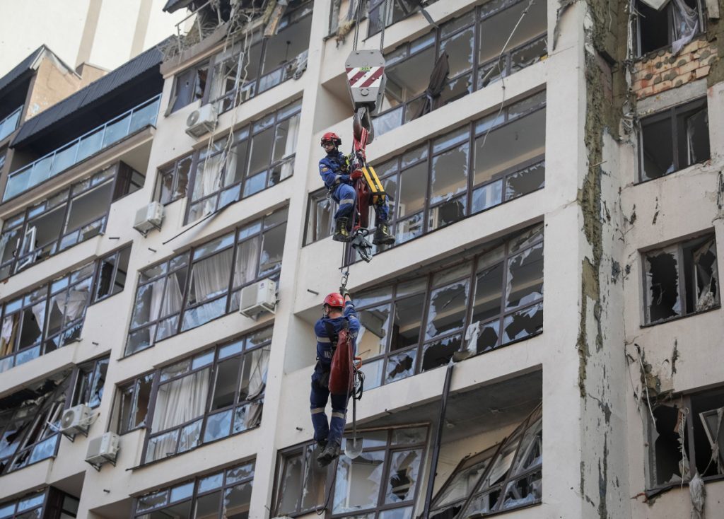 Ουκρανία: Τουλάχιστον 5 τραυματίες από νέα ρωσική επίθεση με πυραύλους στο κέντρο του Κιέβου