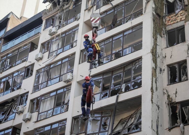 Ουκρανία: Τουλάχιστον 5 τραυματίες από νέα ρωσική επίθεση με πυραύλους στο κέντρο του Κιέβου