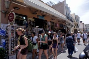 Κορονοϊός κρούσματα τουρίστες