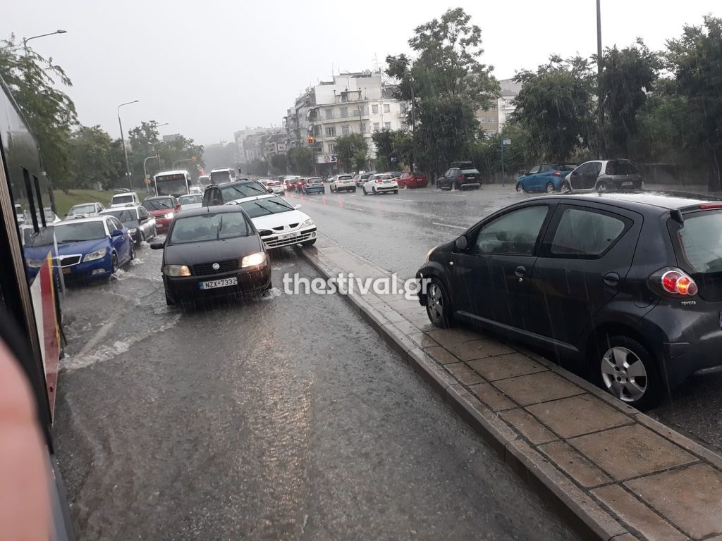 Θεσσαλονίκη: «Πνίγηκε» από τη βροχή η πόλη – Απίστευτες εικόνες